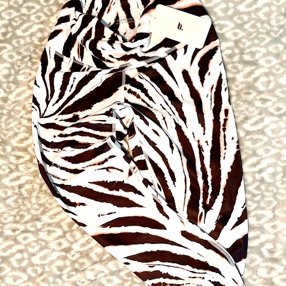Fabletics Ultra-high waisted Pureluxe 7/8 zebra-print. NWT